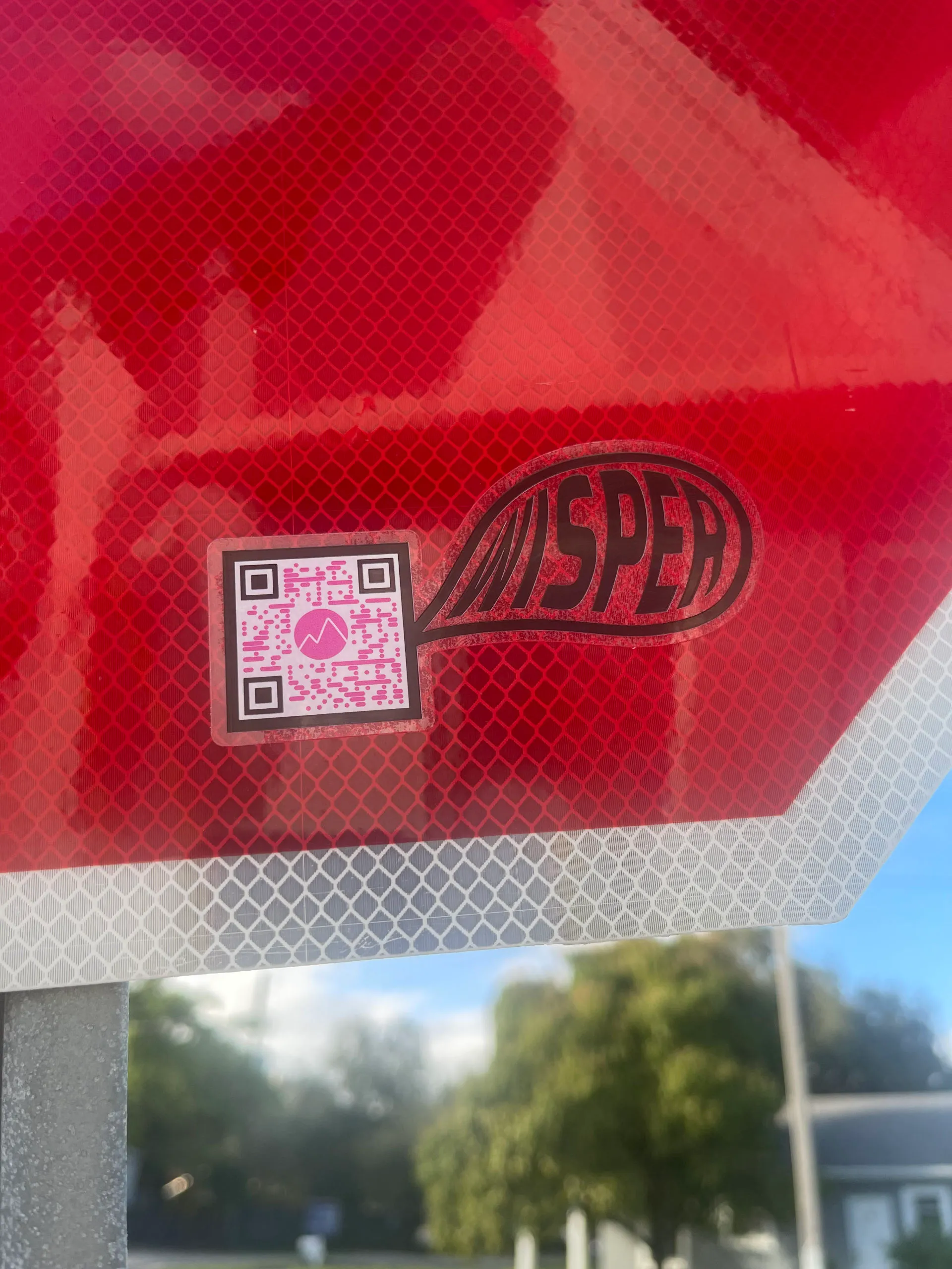 Wisper sticket on a red signal