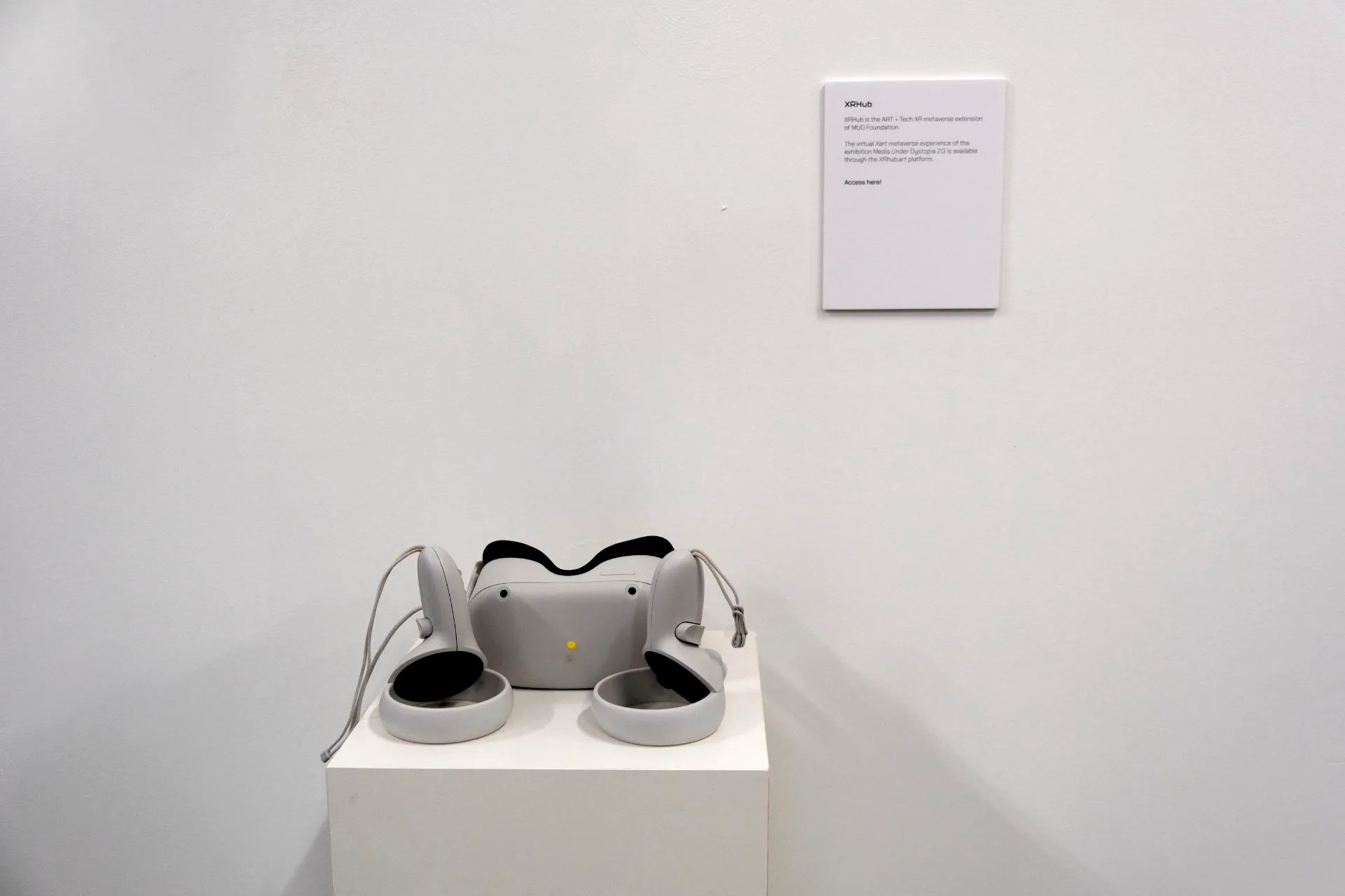 An Oculus and its two controllers on a pedestal, above a label defining the XRHub description